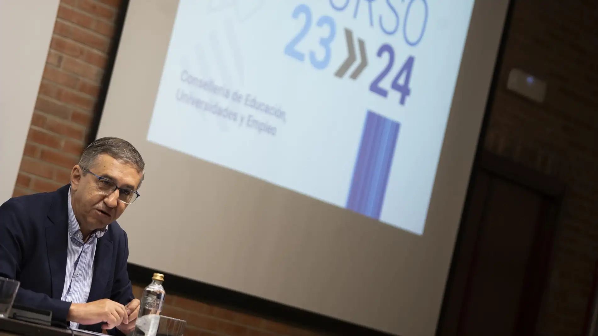 El conseller de Educación, José Antonio Rovira, interviene durante la presentación de los principales datos del curso escolar 2023/2024. 