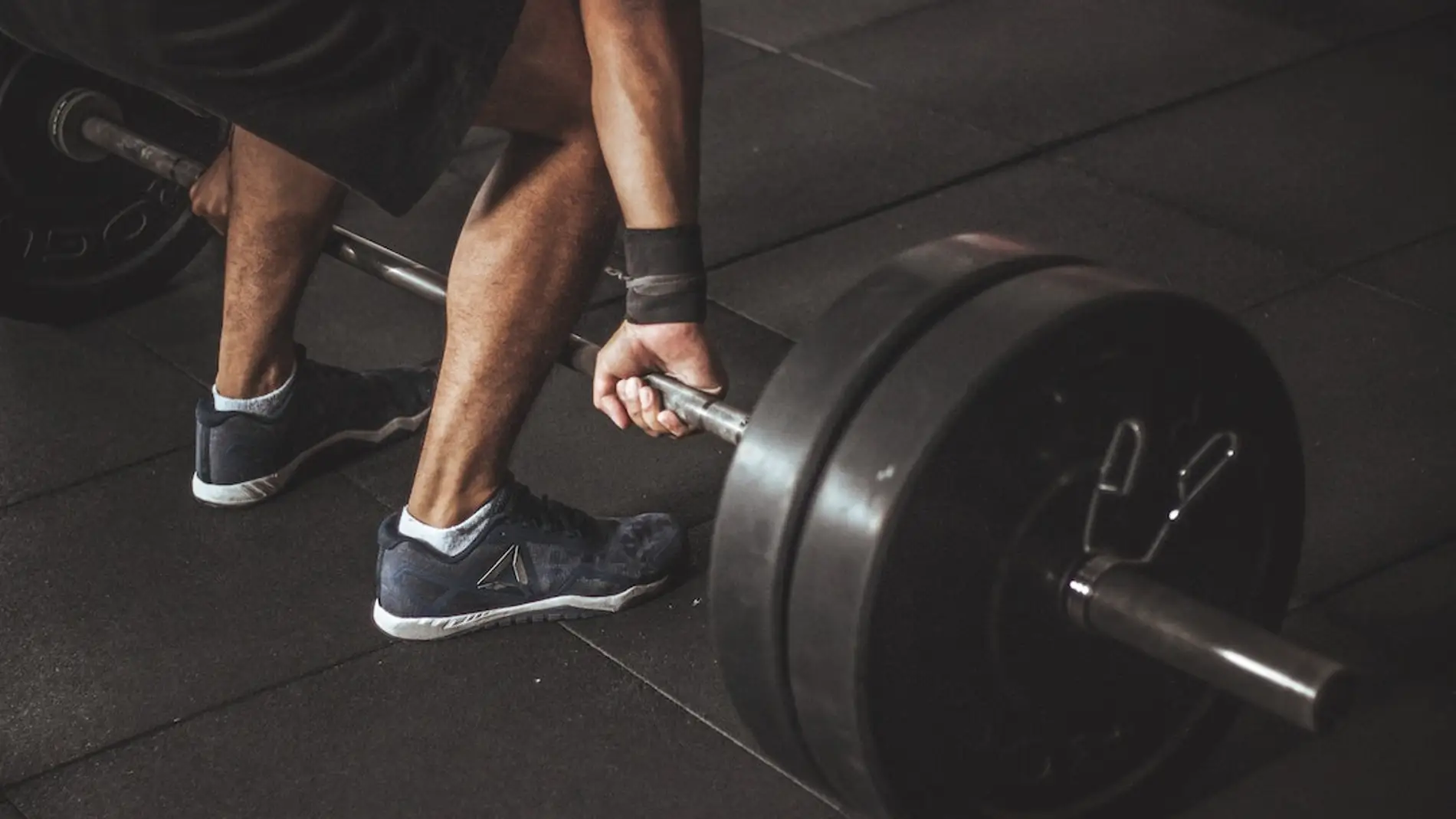 Imagen de archivo de un hombre con pesas Imagen de archivo de un hombre con pesas