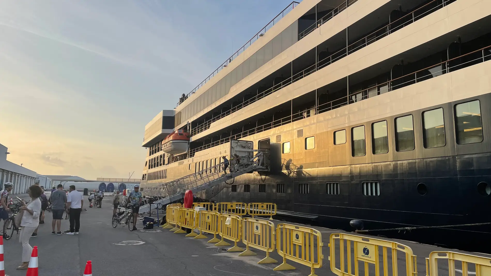El crucero ` World Navigator ´ atraca en Port Castelló 