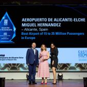 Laura Navarro (en el centro), director del Aeropuerto Alicante-Elche, tras recibir el premio en la gala celebrada en Corea del Sur.