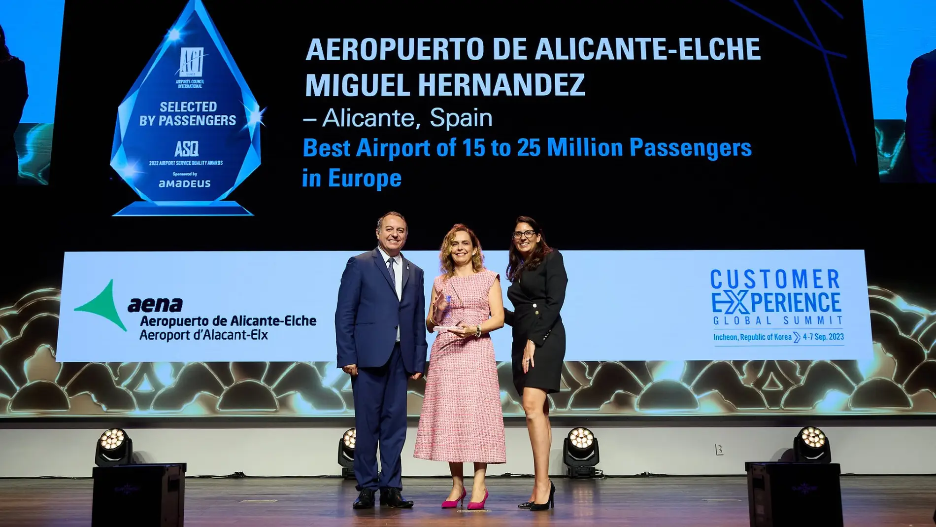 Laura Navarro (en el centro), director del Aeropuerto Alicante-Elche, tras recibir el premio en la gala celebrada en Corea del Sur.