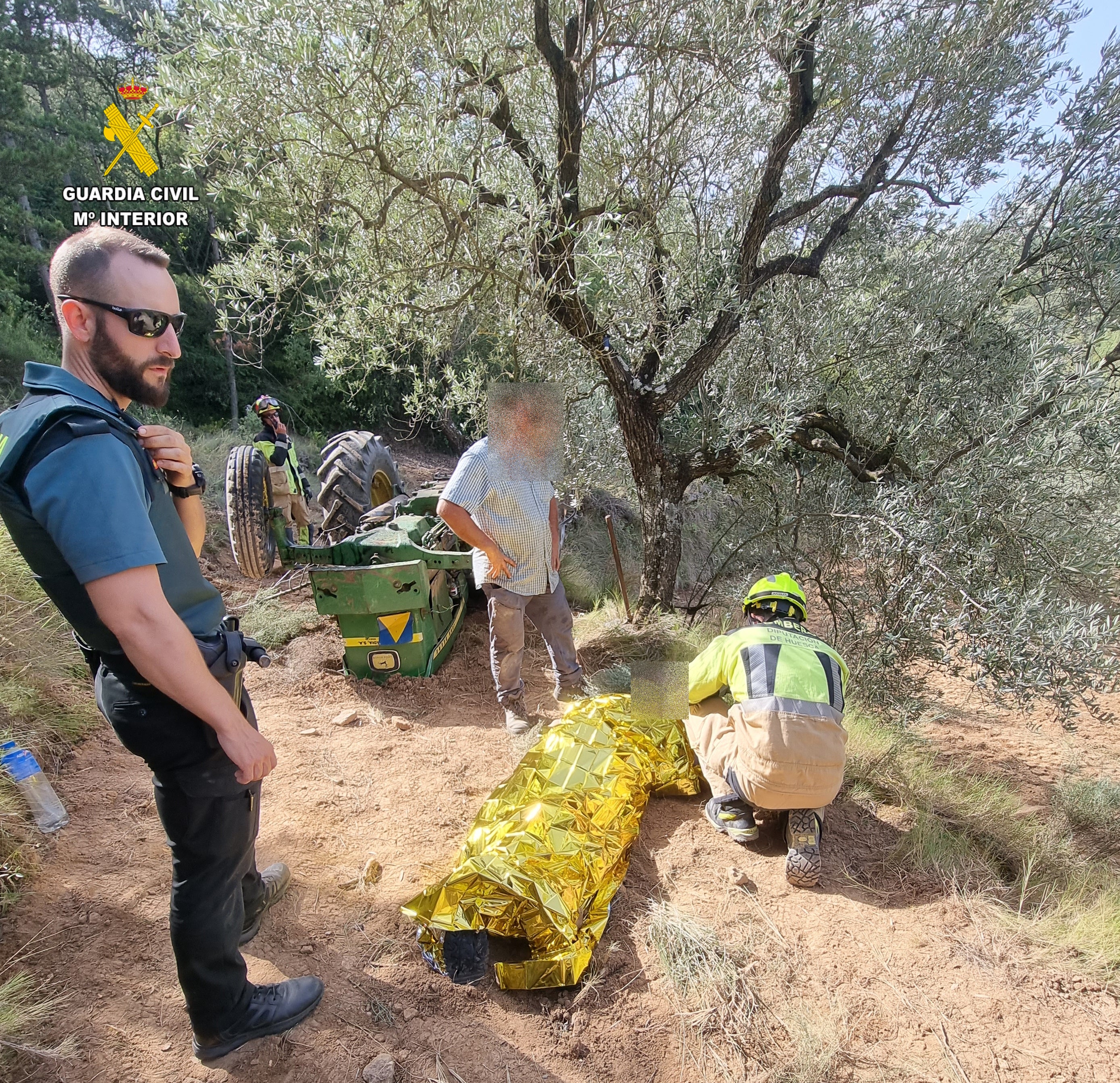 Rescatado en Colungo un agricultor que quedó atrapado al volcar su tractor Rescatado en Colungo un agricultor que quedó atrapado al volcar su tractor