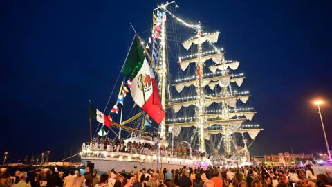 El buque escuela mexicano Cuauhtémoc llegando a Cádiz