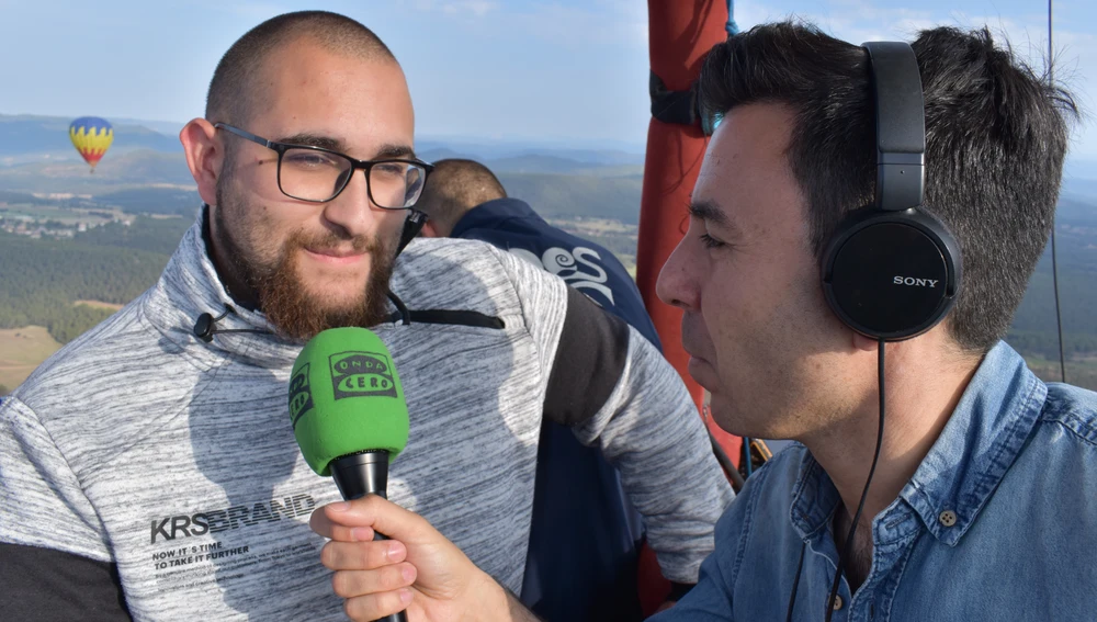 Carles Lamelo entrevista a uno de los pasajeros