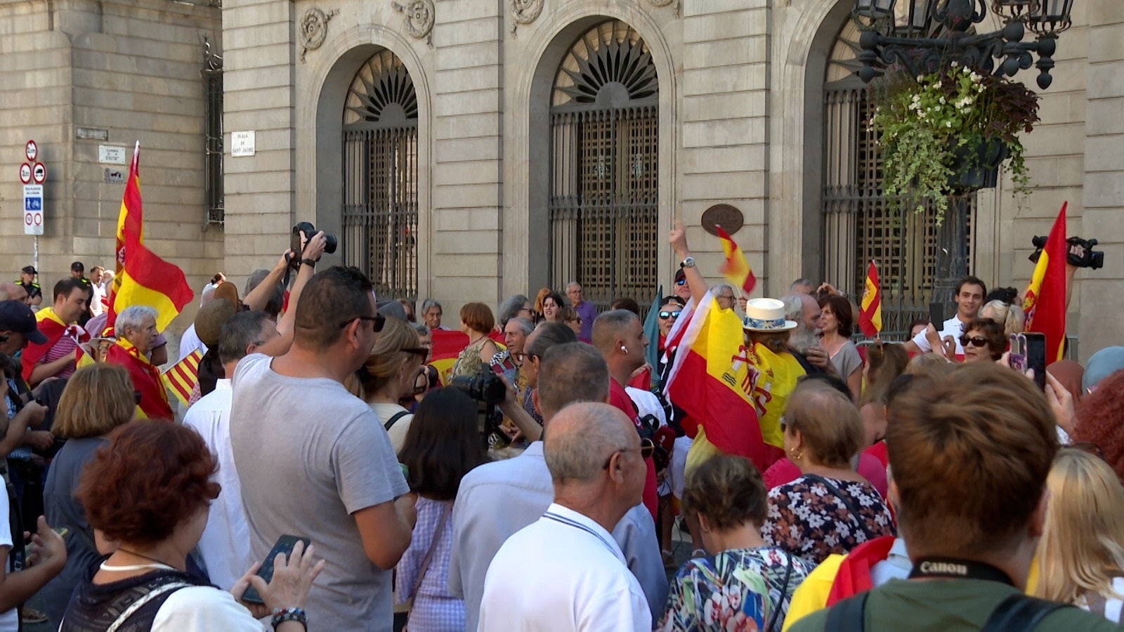 Manifestantes contra la amnistía interrumpen el minuto de silencio por las víctimas del terremoto de Marruecos Manifestantes contra la amnistía interrumpen el minuto de silencio por las víctimas del terremoto de Marruecos