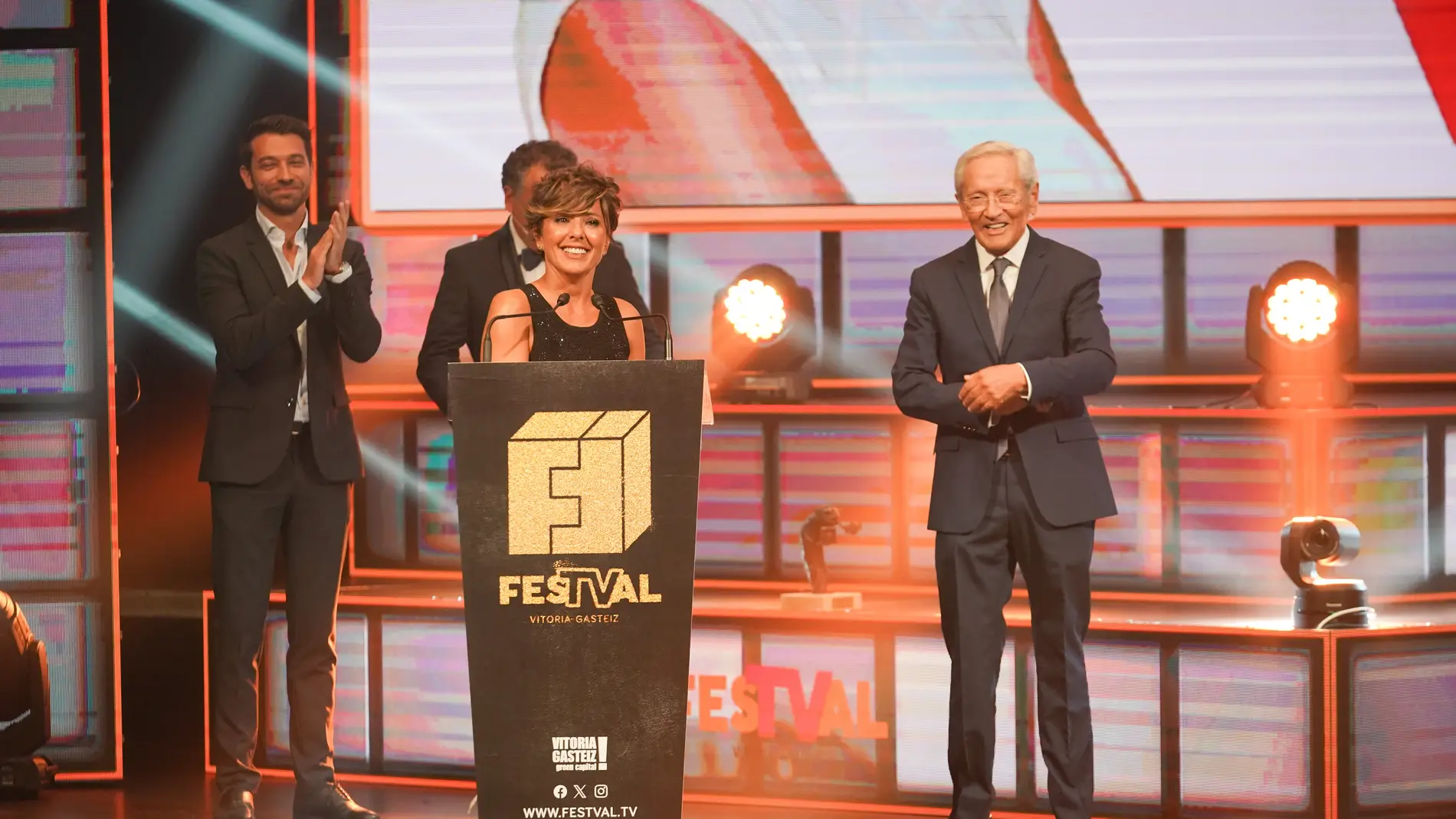 Sonsoles Ónega recibe el premio Joan Ramón Mainat del FesTVal de Vitoria