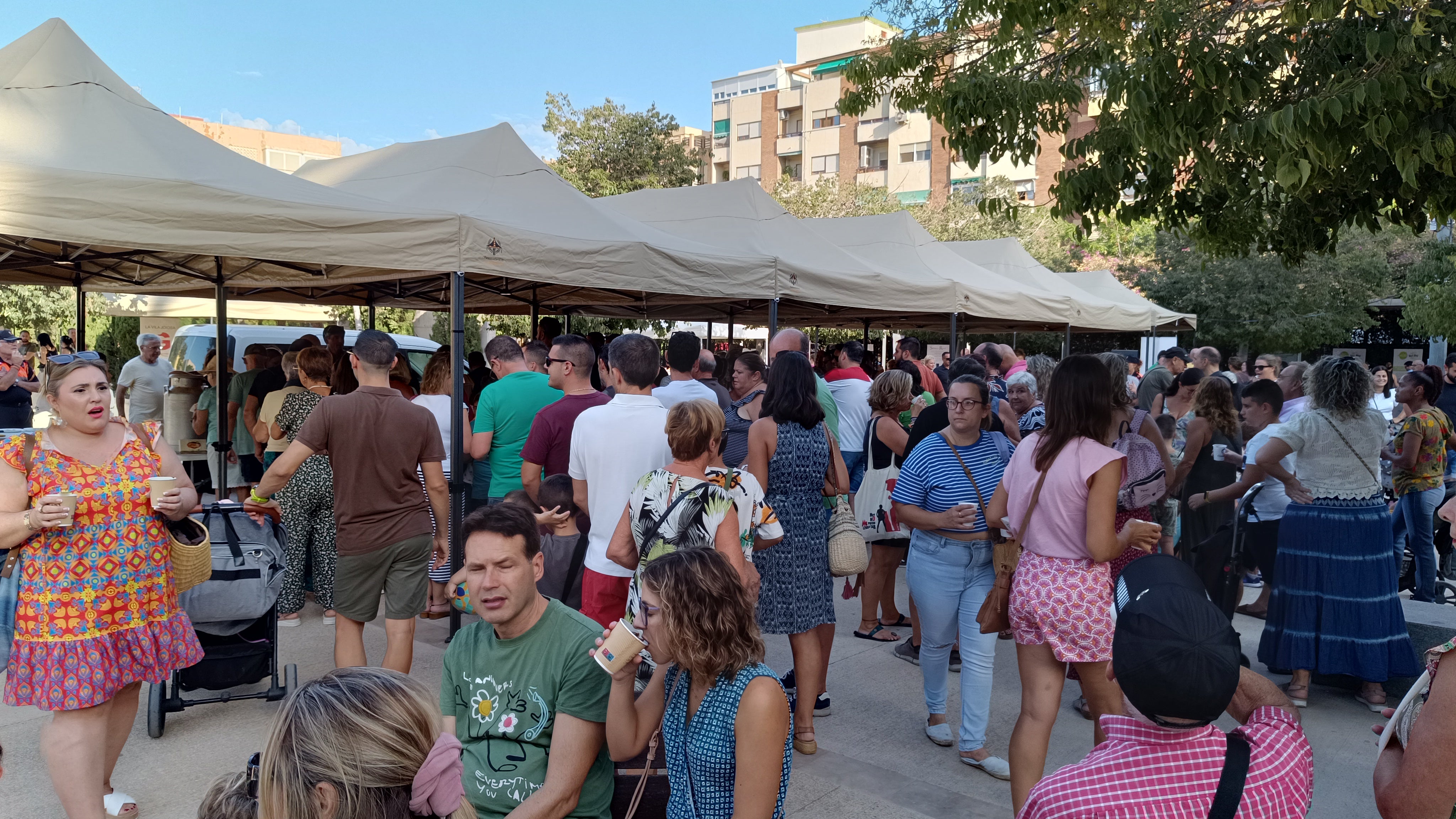 Miles de personas disfrutan en La Vila de la cocina autóctona y de los productos de cercanía en "El sabor de la Costa Blanca" Miles de personas disfrutan en La Vila de la cocina autóctona y de los productos de cercanía en "El sabor de la Costa Blanca"