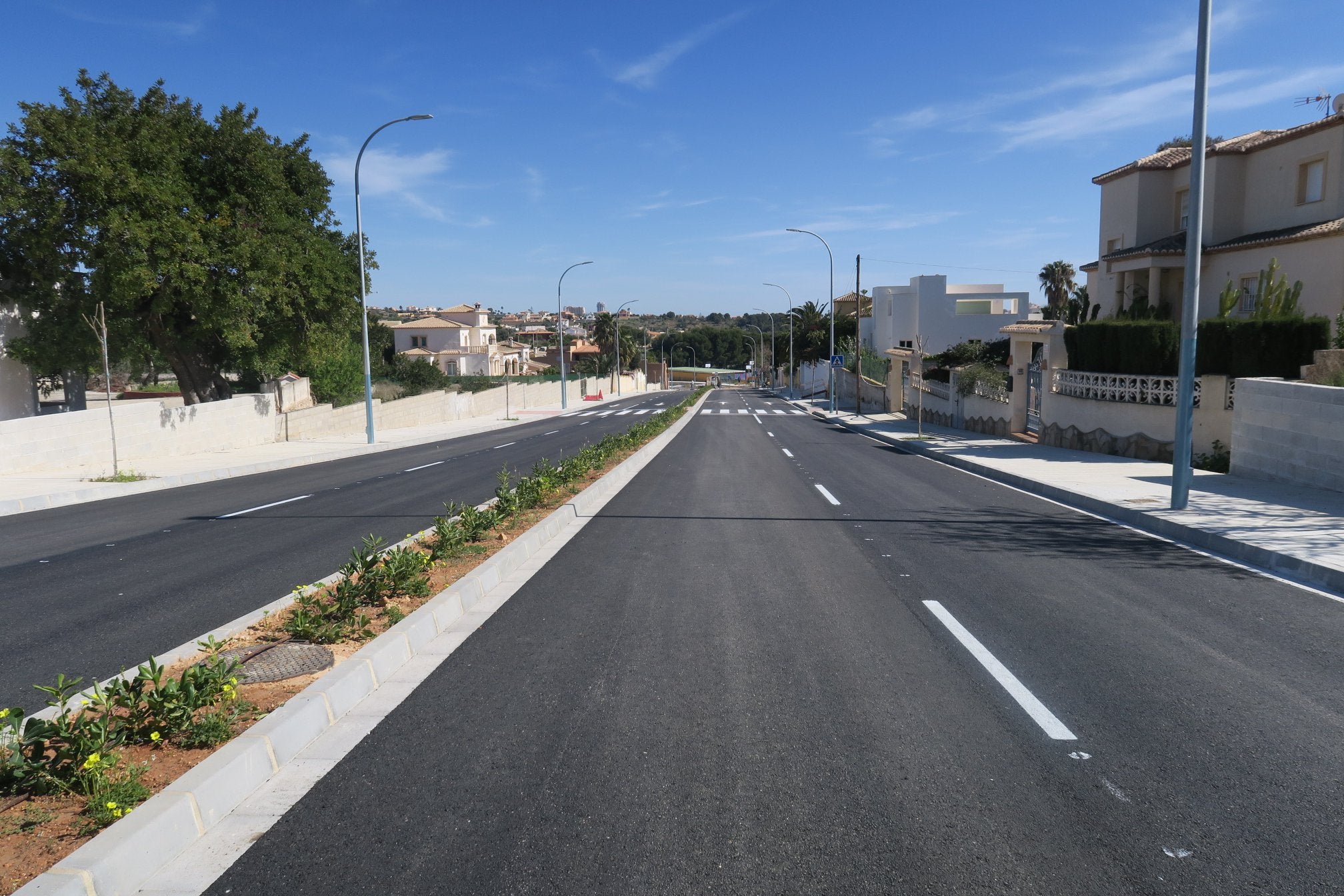 Calpe inyecta un millón de euros más al tramo 6 del vial J para adaptarlo a las exigencias de la Confederación hidrográfica del Júcar Calpe inyecta un millón de euros más al tramo 6 del vial J para adaptarlo a las exigencias de la Confederación hidrográfica del Júcar