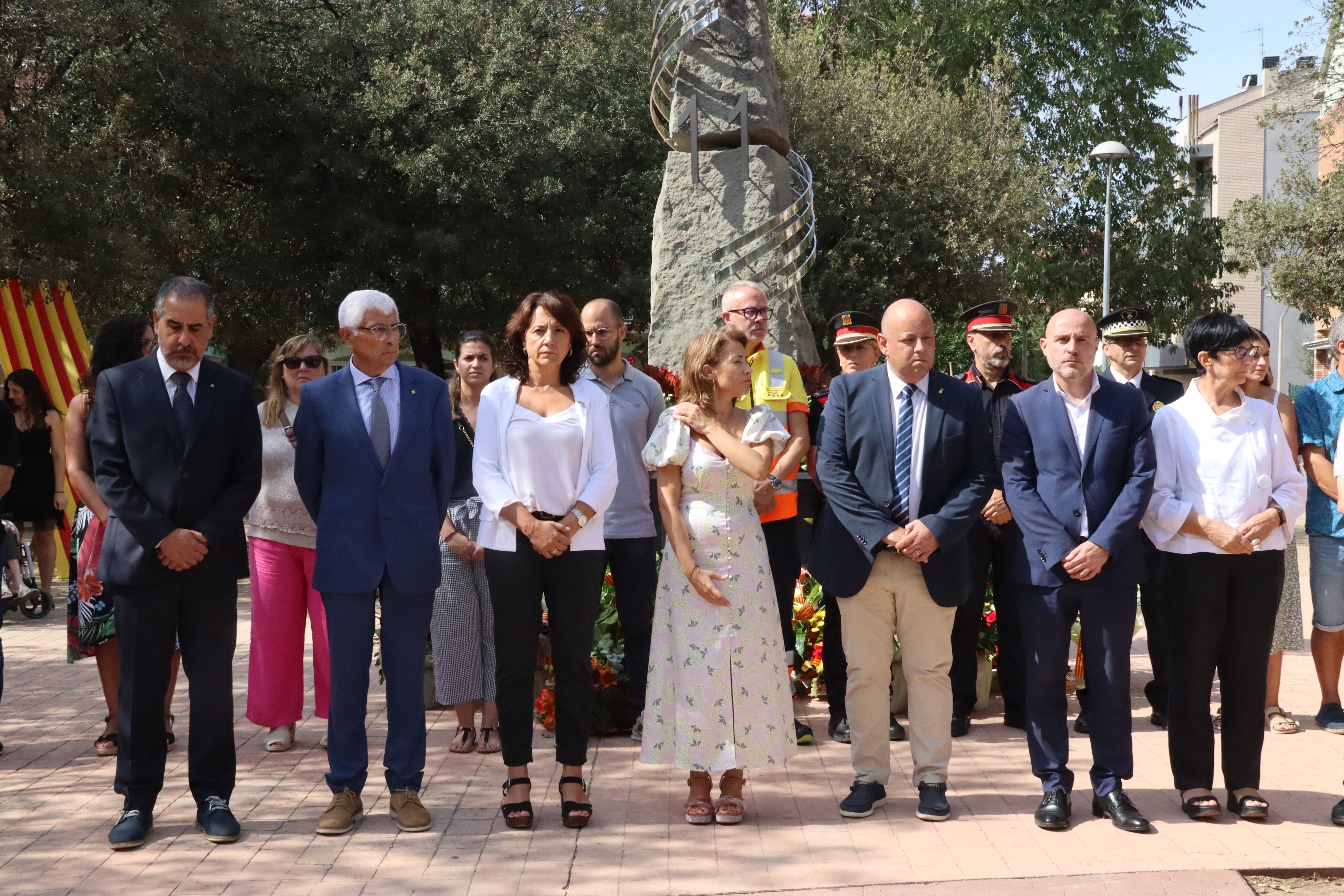 L’Ajuntament de Montmeló ha fet un minut de silenci per recordar els quatre joves morts després de ser atropellats per un tren de Rodalies aquest diumenge L’Ajuntament de Montmeló ha fet un minut de silenci per recordar els quatre joves morts després de ser atropellats per un tren de Rodalies aquest diumenge