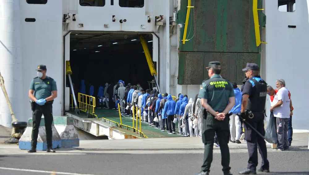 Medio millar de migrantes son trasladados de El Hierro a Tenerife