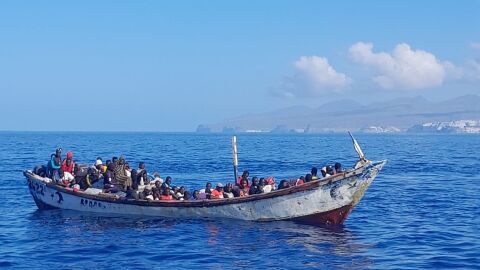 Cayuco escoltado hasta el Puerto de Los Cristianos en el sur de Tenerife