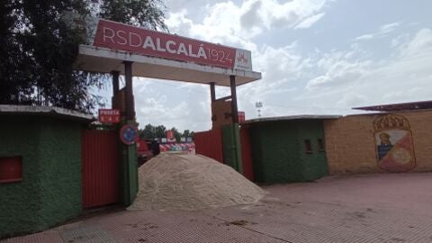 Acceso al Estadio Municipal El Val con la arena necesaria para las labores de recuperaci&oacute;n de su c&eacute;sped natural