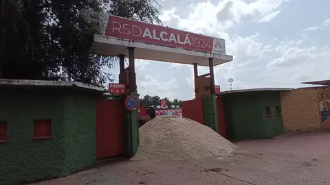 El mal estado del terreno de juego obliga a la RSD Alcalá a actuar sobre el césped del Estadio Municipal El Val Acceso al Estadio Municipal El Val con la arena necesaria para las labores de recuperación de su césped natural