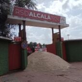 El mal estado del terreno de juego obliga a la RSD Alcalá a actuar sobre el césped del Estadio Municipal El Val
