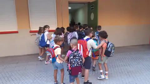 Niños entrando en un colegio de Ciudad Real Niños entrando en un colegio de Ciudad Real