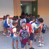 Niños entrando en un colegio de Ciudad Real