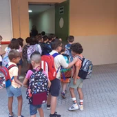 Niños entrando en un colegio de Ciudad Real Niños entrando en un colegio de Ciudad Real