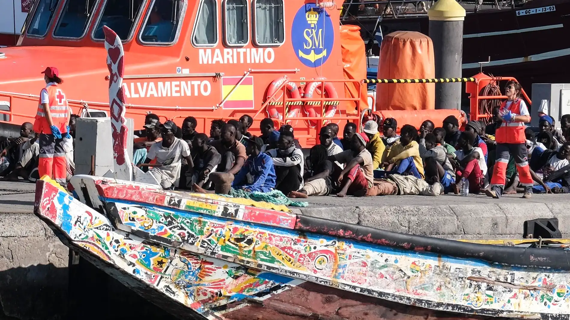 Migrantes sobre uno de los cayucos rescatados cerca de Canarias en las últimas horas