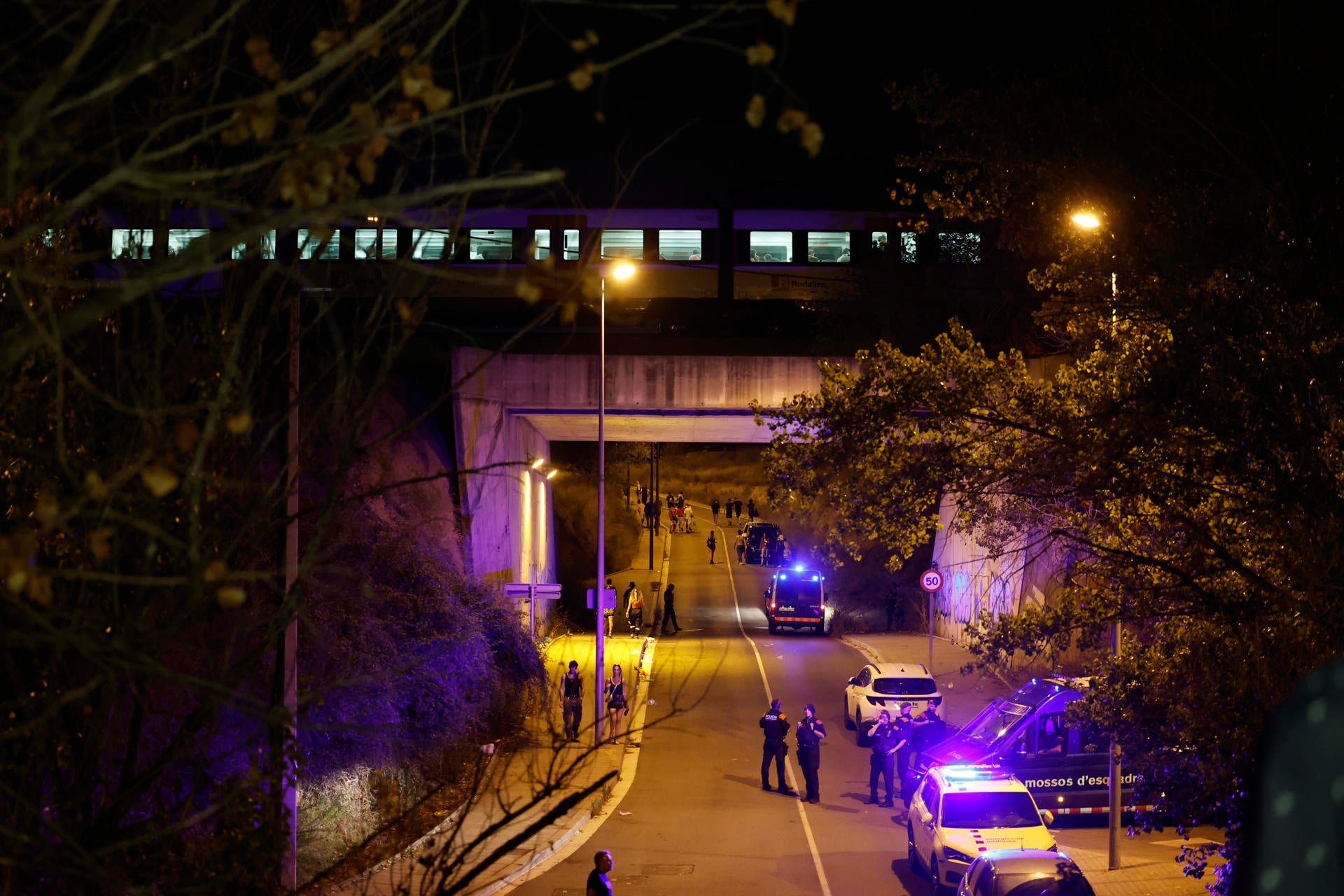 Mueren cuatro personas y tres resultan heridas tras ser arrolladas por un tren en Barcelona Mueren cuatro personas y tres resultan heridas tras ser arrolladas por un tren en Barcelona