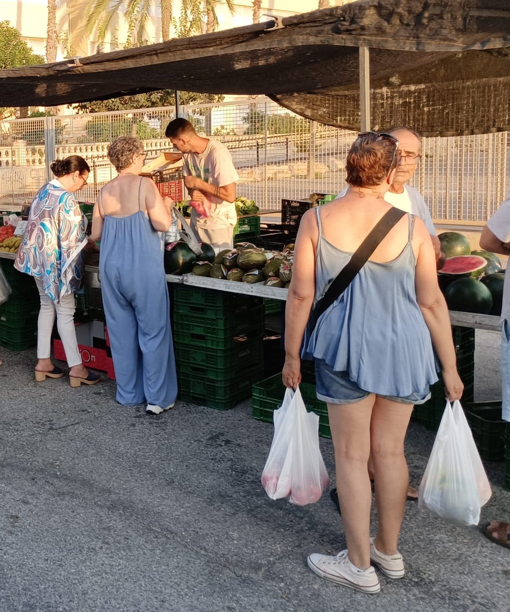 Los vecinos y los vendedores del mercadillo de Urbanova piden su ampliación tras el éxito de este verano Los vecinos y los vendedores del mercadillo de Urbanova piden su ampliación tras el éxito de este verano