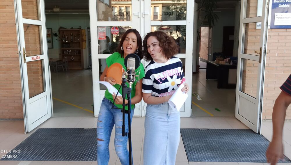 Profesoras del "Benito Pérez Galdós" de Miguelturra han recibido a los alumnos cantando una canción