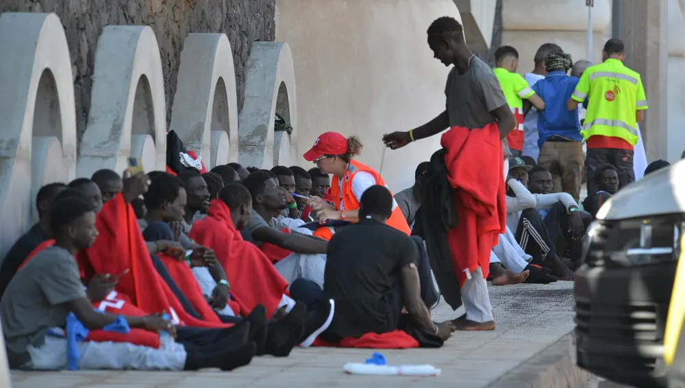 Migrantes atendidos por Cruz Roja en El HIerro (Puerto de la Restinga)