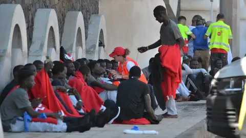 Migrantes atendidos por Cruz Roja en El HIerro (Puerto de la Restinga) Migrantes atendidos por Cruz Roja en El HIerro (Puerto de la Restinga)