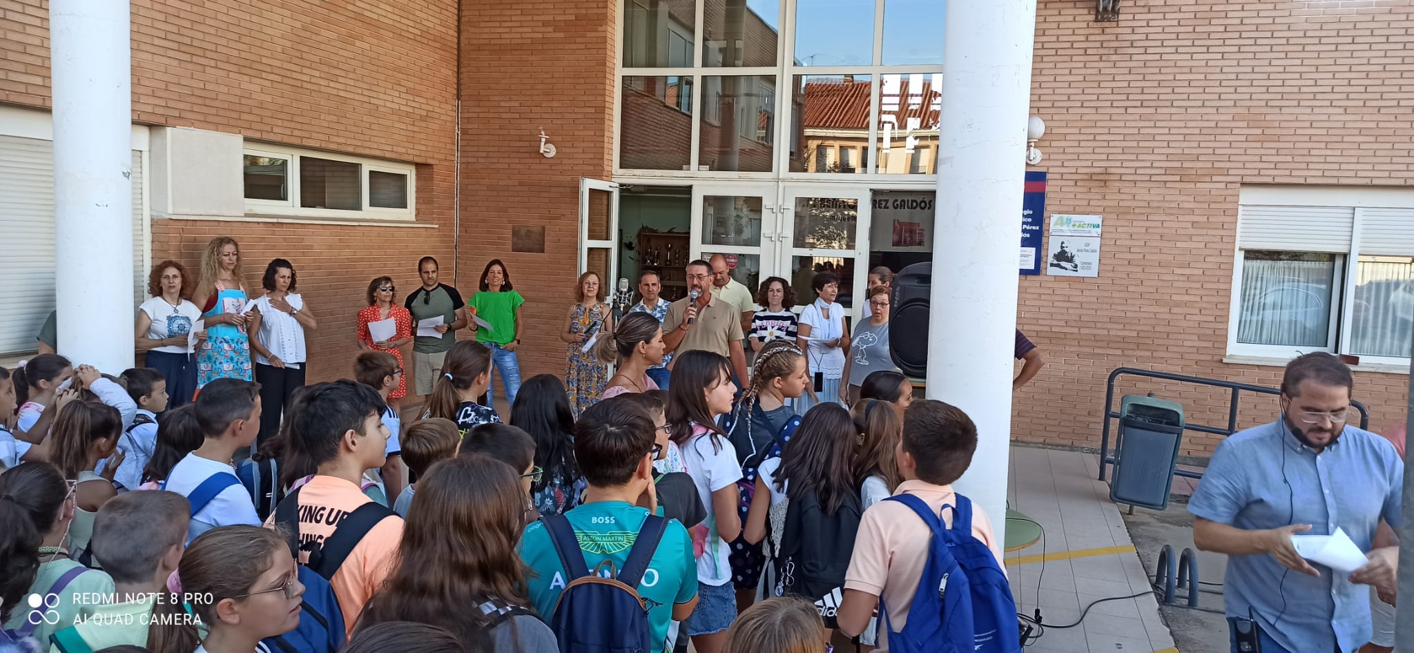 Los profesores del Colegio Benito Pérez Galdós de Miguelturra dan la bienvenida a los alumnos entonando ¡Viva el Colegio¡ Los profesores del Colegio Benito Pérez Galdós de Miguelturra dan la bienvenida a los alumnos entonando ¡Viva el Colegio¡