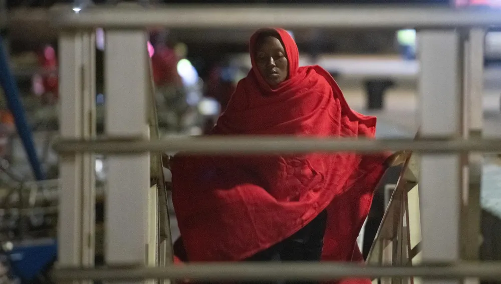 Mujer rescatada en un grupo de migrantes anoche en la costa de Fuerteventura 
