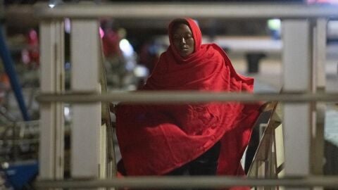 Mujer rescatada en un grupo de migrantes anoche en la costa de Fuerteventura 