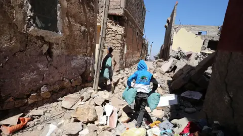 Un chico camina sobre los escombros en Marrakech/ EFE/EPA/MOHAMED MESSARA