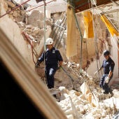  Bomberos Unidos sin Fronteras inspeccionan las ruinas de un edificio tras el terremoto de Marruecos