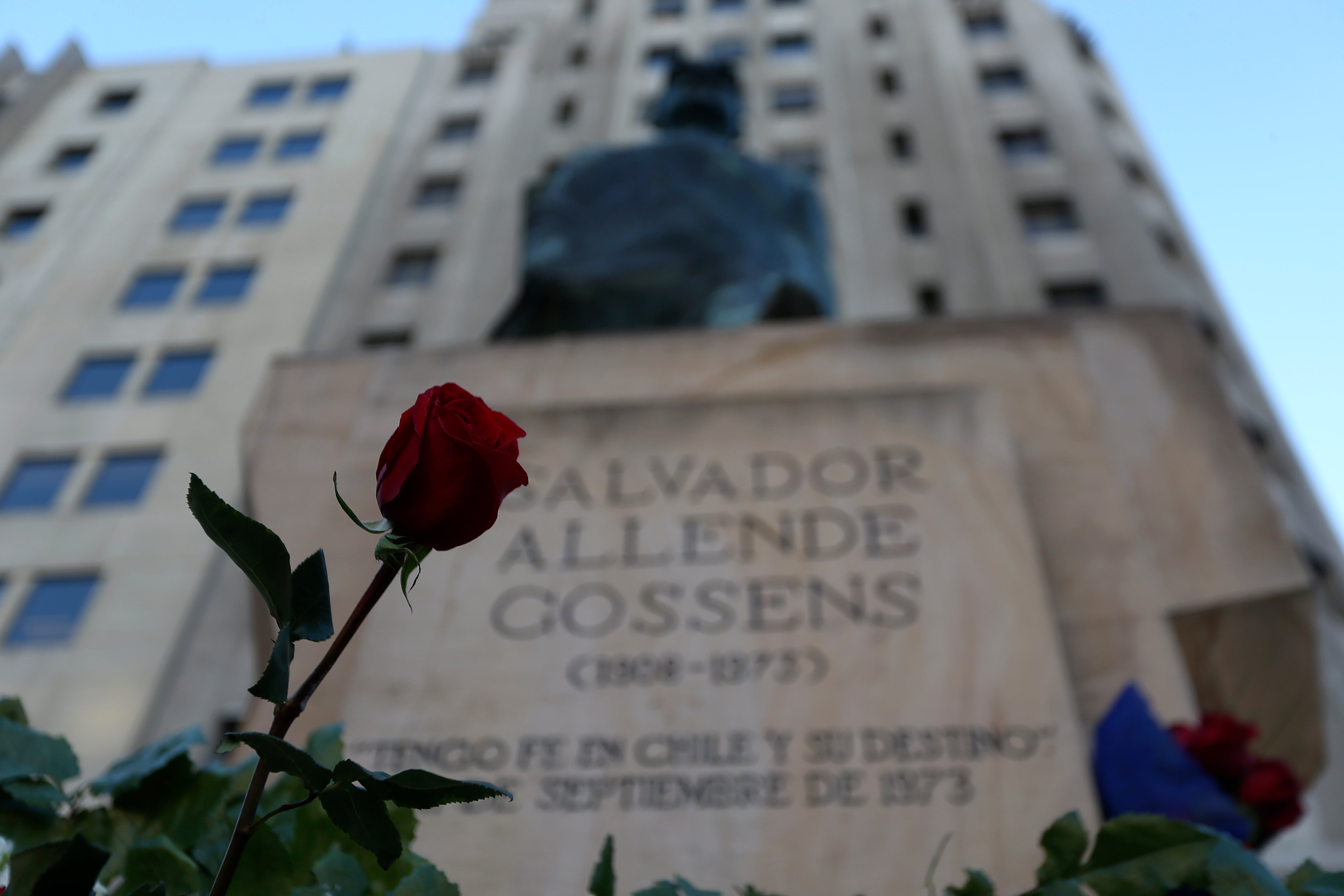 Mario Amorós, biógrafo de Salvador Allende: "Defendió la democracia y la dignidad frente a la barbarie armada" Mario Amorós, biógrafo de Salvador Allende: "Defendió la democracia y la dignidad frente a la barbarie armada"