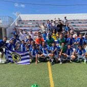 Los jugadores del Hércules celebran la victoria con sus aficionados en Formentera.