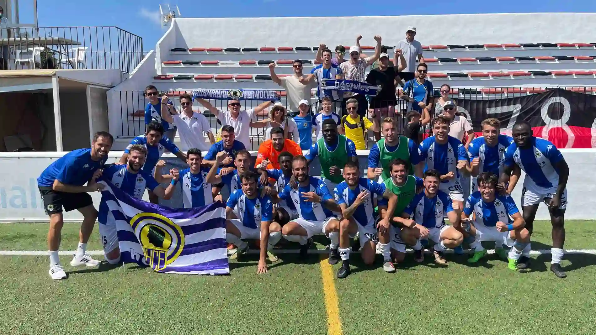 Los jugadores del Hércules celebran la victoria con sus aficionados en Formentera.
