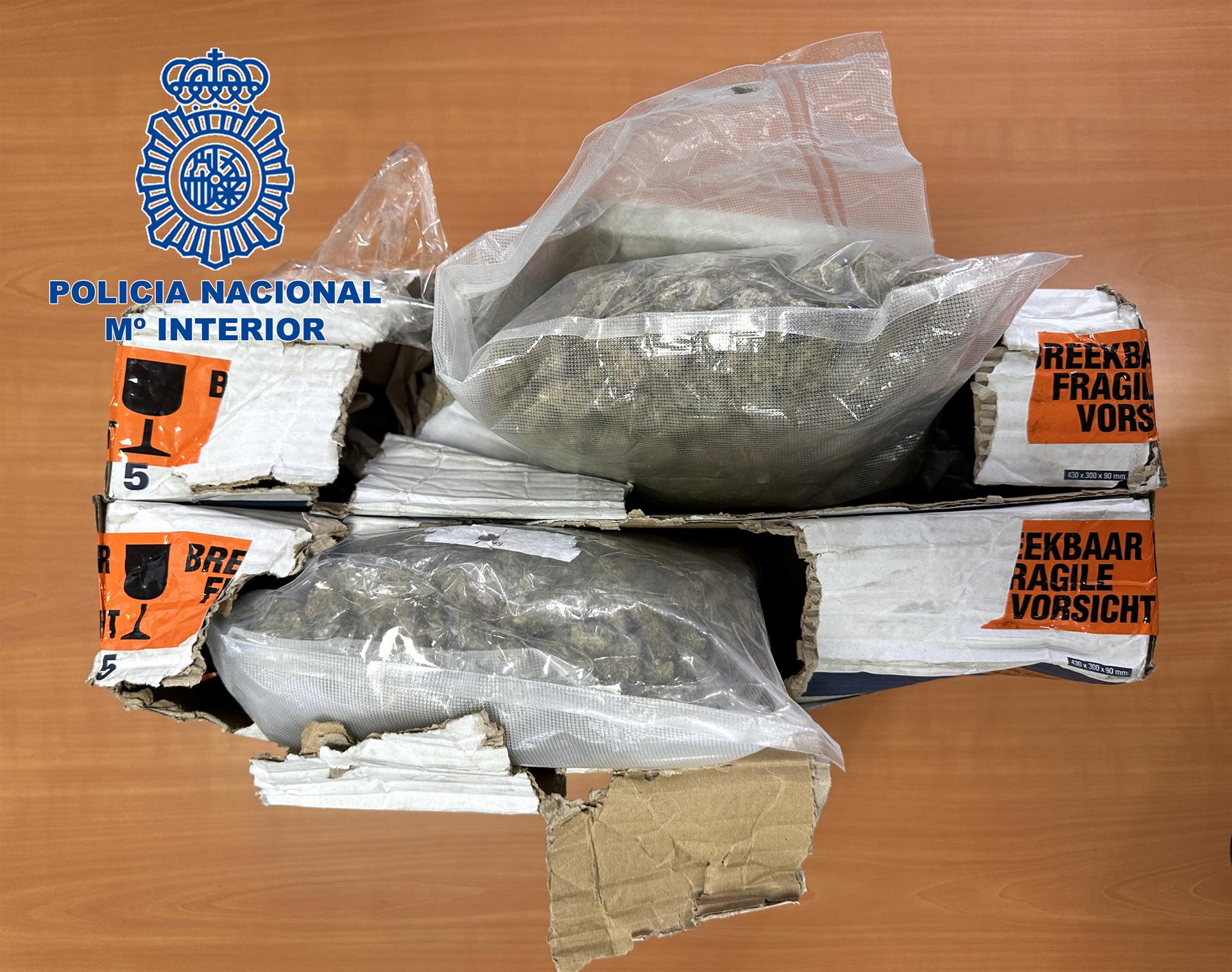 Detenidos en Alicante dos empleados por quedarse con una parte del contenido de un envío con marihuana Detenidos en Alicante dos empleados por quedarse con una parte del contenido de un envío con marihuana