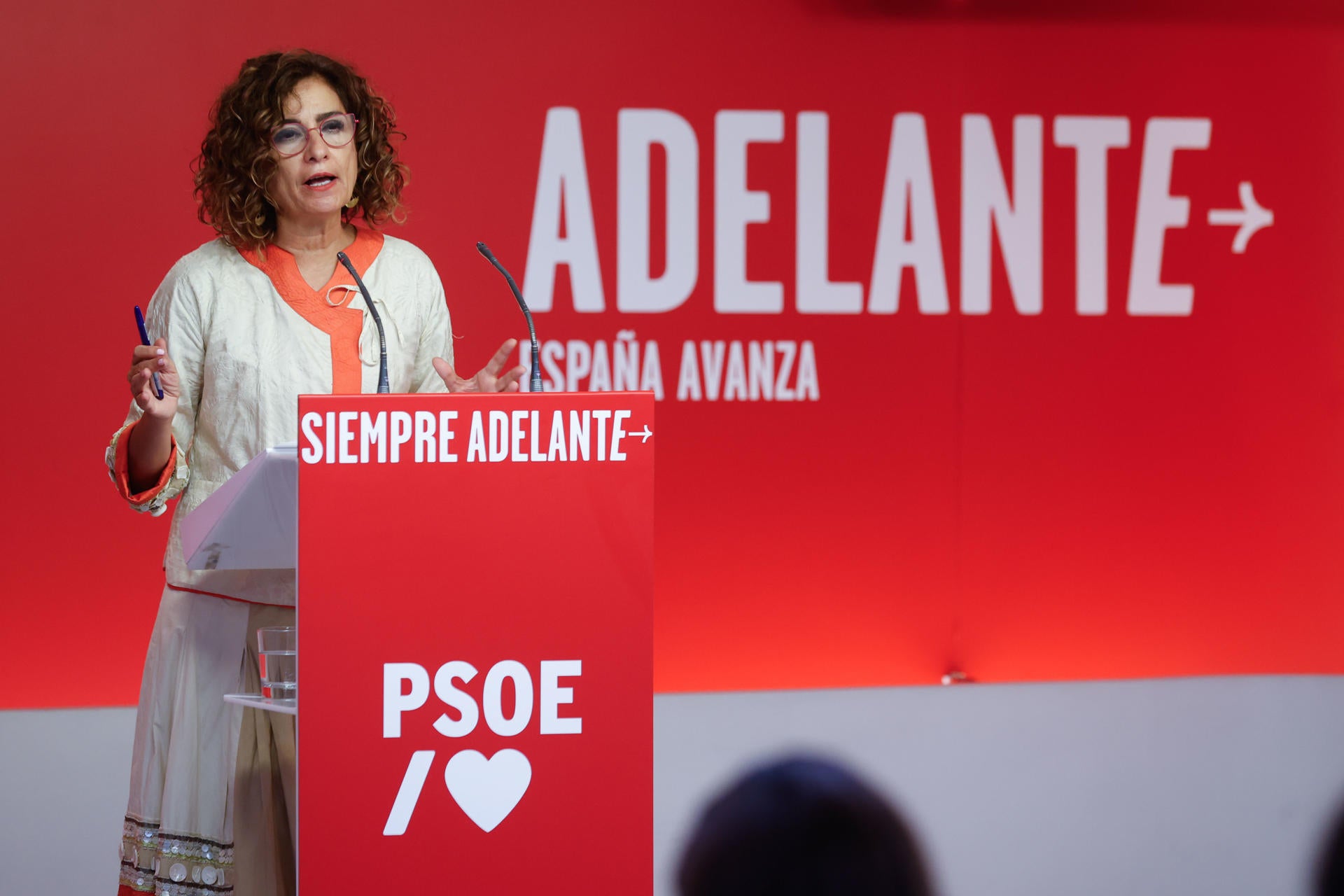María Jesús Montero ve a Puigdemont en posición "de máximos" con la amnistía y recuerda los "límites" del PSOE María Jesús Montero ve a Puigdemont en posición "de máximos" con la amnistía y recuerda los "límites" del PSOE