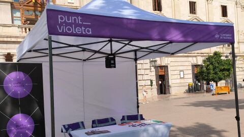 Punto Violeta en la plaza del Ayuntamiento