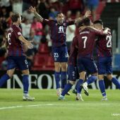 Los jugadores del Eldense celebran un gol ante el Alcorcón.