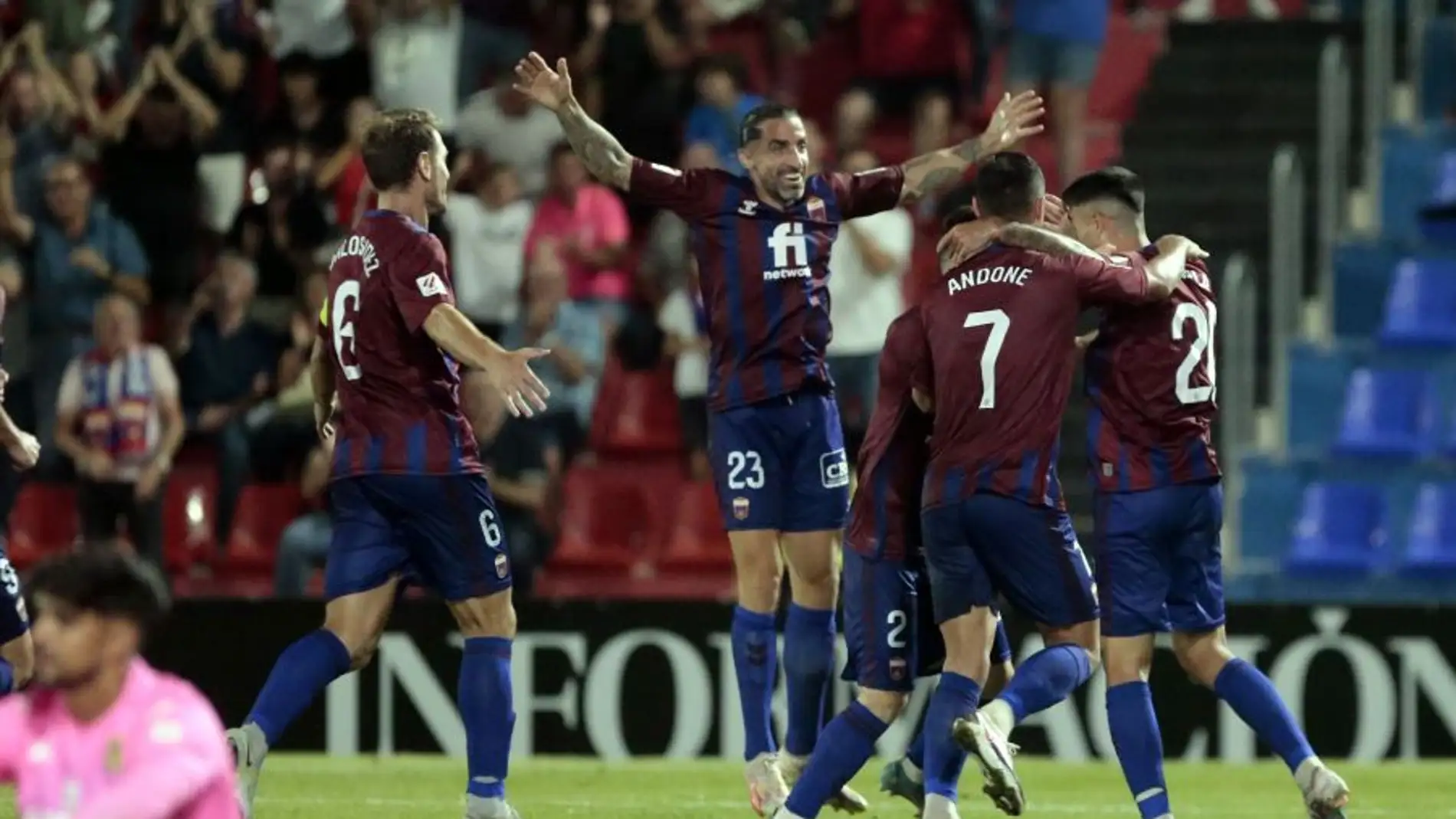 Los jugadores del Eldense celebran un gol ante el Alcorcón en el partido de ida.