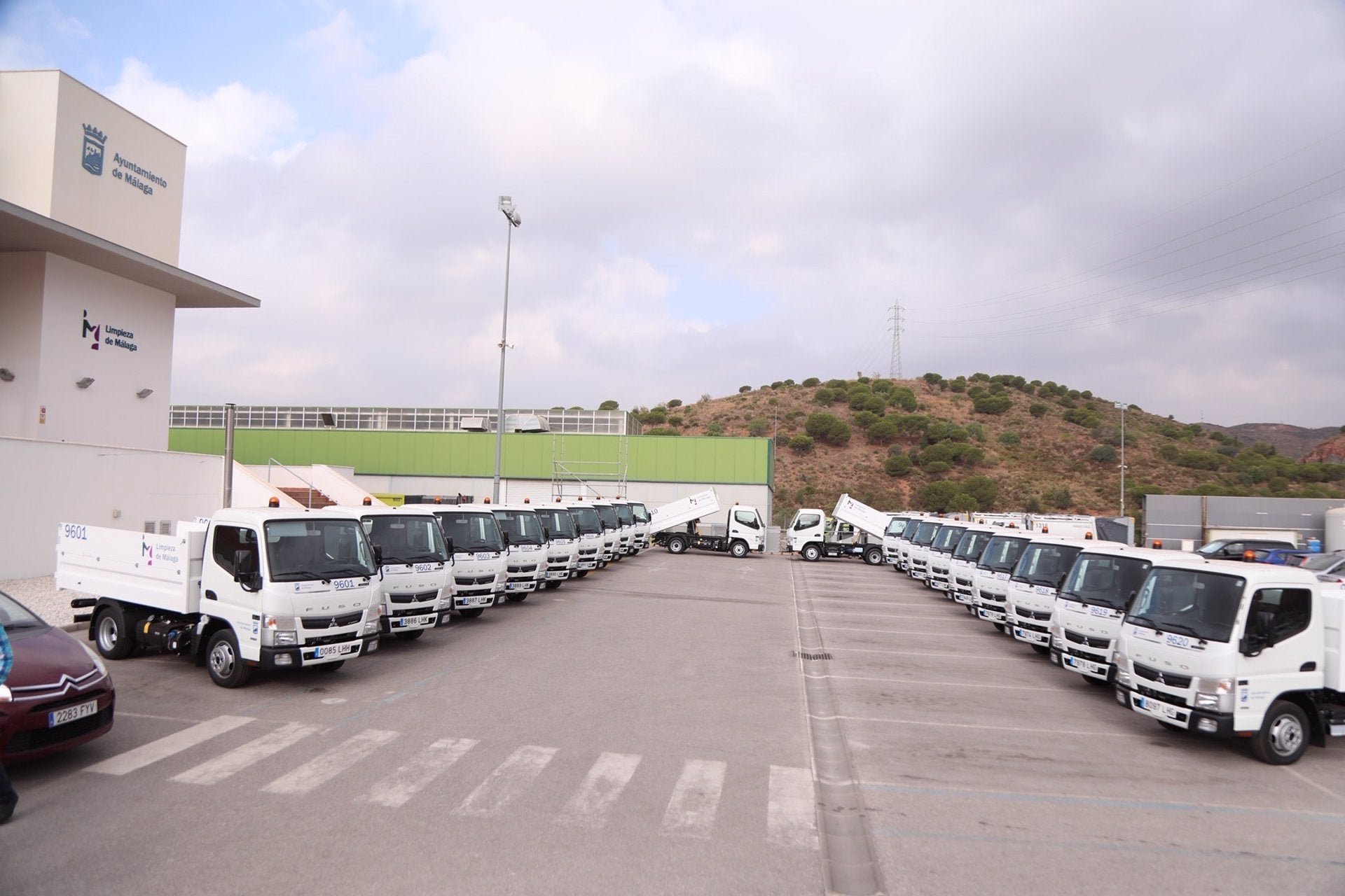 Ingresada en la UCI en estado crítico una trabajadora de Limasam que quedó atrapada entre dos coches Ingresada en la UCI en estado crítico una trabajadora de Limasam que quedó atrapada entre dos coches