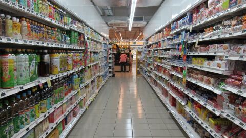 Lineal de un supermercado con los precios