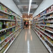 Lineal de un supermercado con los precios Lineal de un supermercado con los precios
