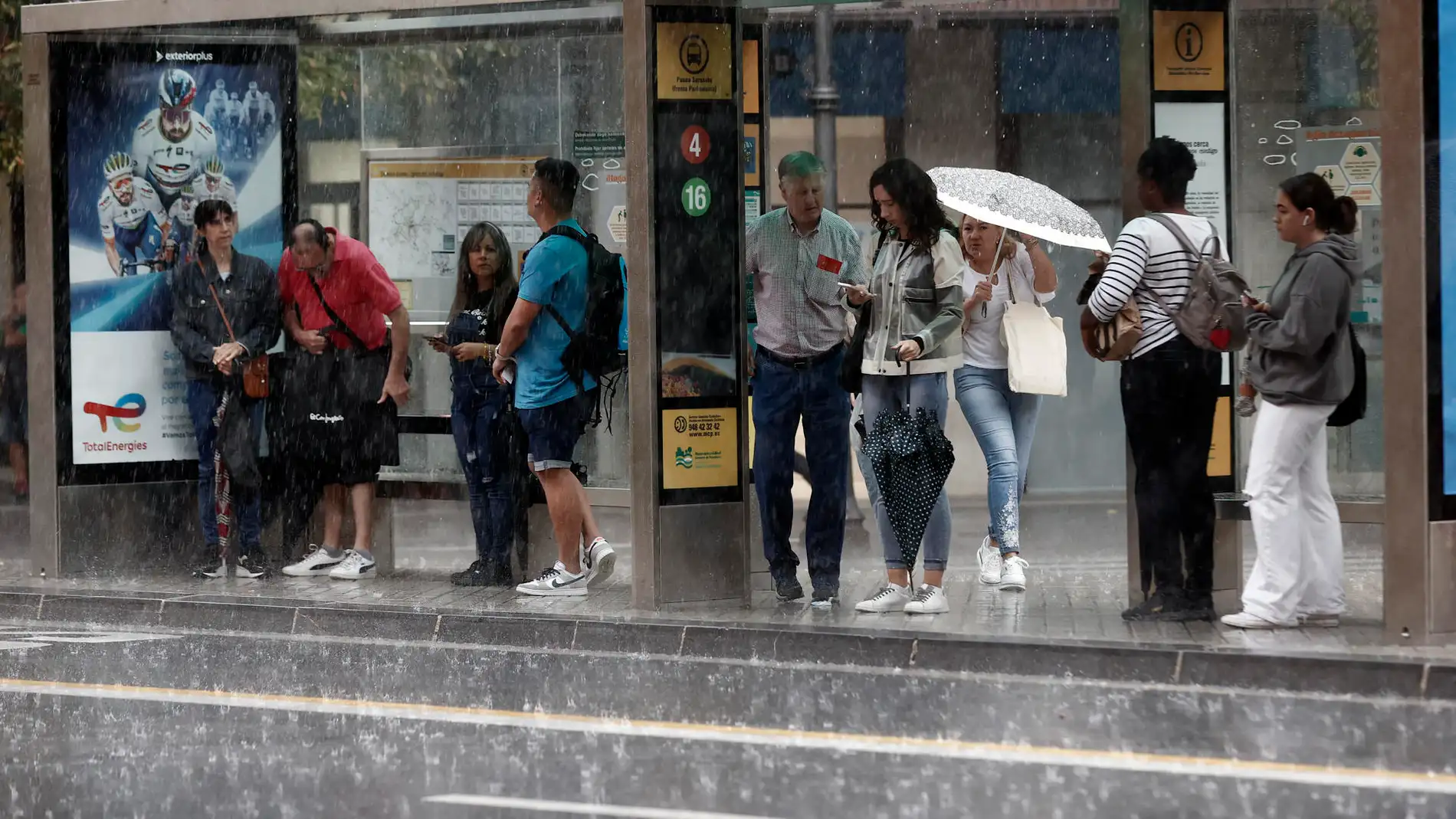 Un grupo de personas se protegen de la lluvia en Navarra 