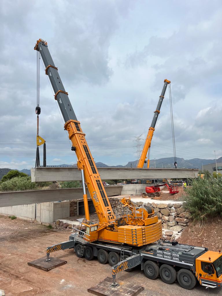 El Ayuntamiento de la Vall d’Uixó instala las tres vigas del puente de conexión de los polígonos industriales El Ayuntamiento de la Vall d’Uixó instala las tres vigas del puente de conexión de los polígonos industriales