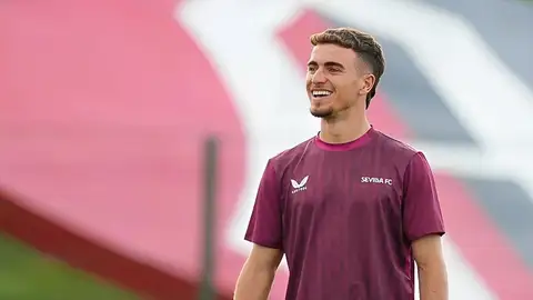 Adrià Pedrosa, en un entrenamiento con el Sevilla FC. Adrià Pedrosa, en un entrenamiento con el Sevilla FC.
