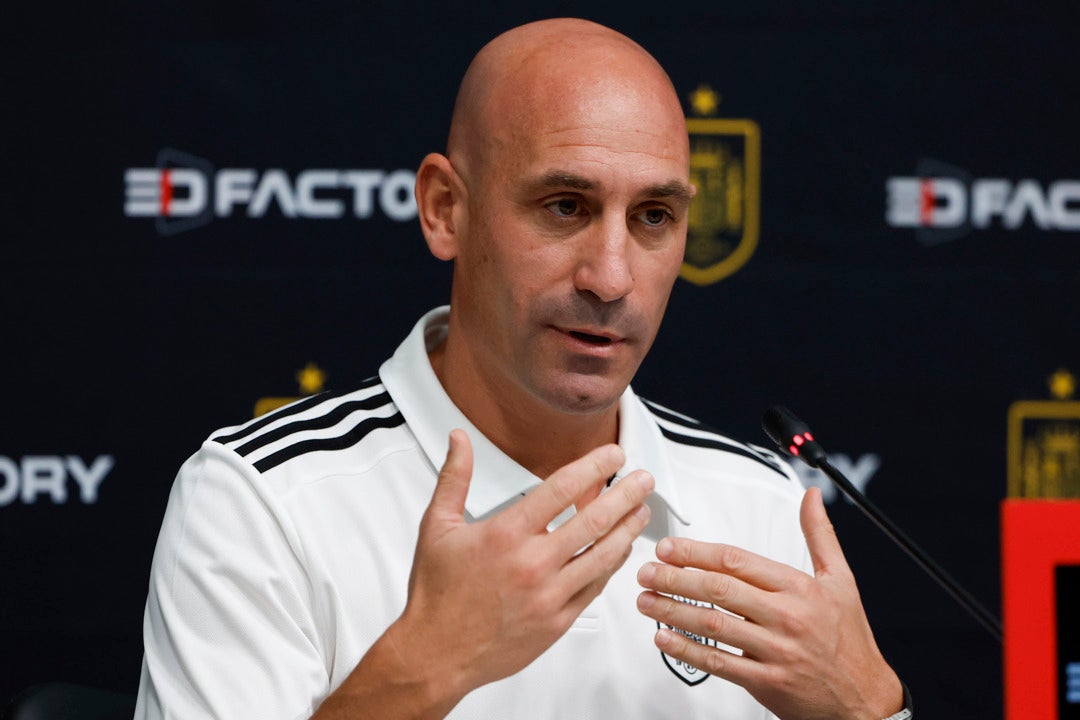 El juez imputa a Luis Rubiales por el beso a Jenni Hermoso y lo cita a declarar el viernes 15 de septiembre El juez imputa a Luis Rubiales por el beso a Jenni Hermoso y lo cita a declarar el viernes 15 de septiembre