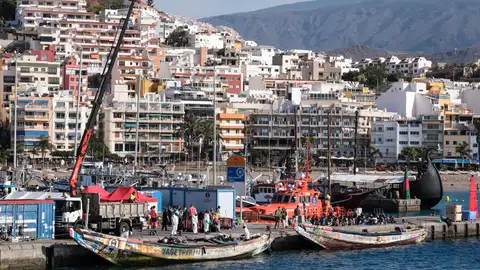 Cayucos trasladados hasta Los Cristianos, Tenerife Cayucos trasladados hasta Los Cristianos, Tenerife