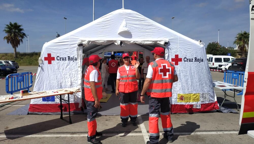 Voluntarios de Cruz Roja en la exhibición de recursos en Elche. 