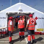 Voluntarios de Cruz Roja en la exhibición de recursos en Elche. 